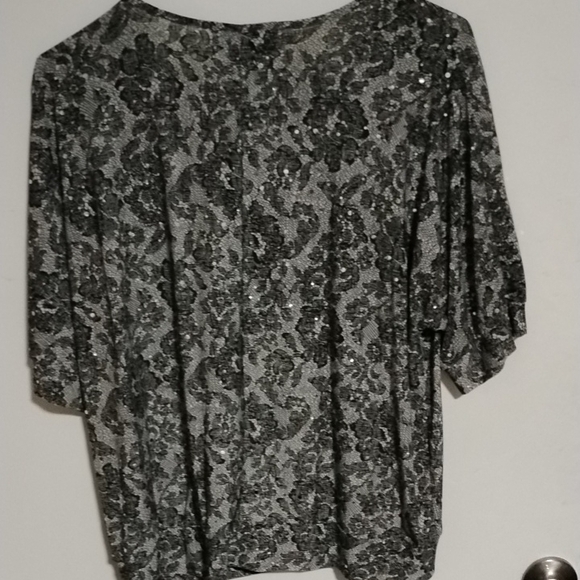 Black and White Scoop Neck 3/4 Sleeve Boxy Cut Out Blouse - Picture 3 of 5